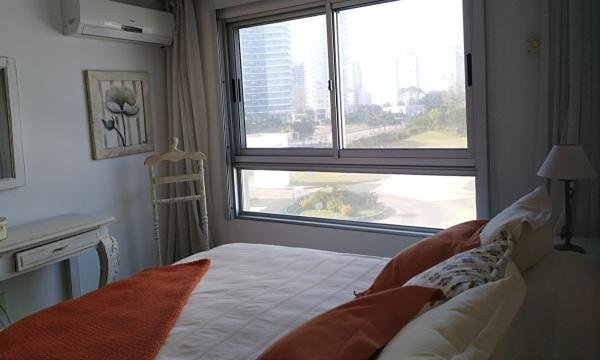 Hermoso apartamento de 3 dormitorios y dependencia, Ocean Drive, Punta del Este.