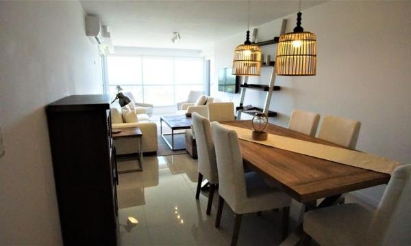 Excelente Apartamento, Piso Alto, 2 Dormitorios y Dep.