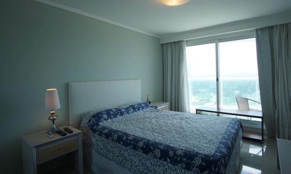 Moderno y confortable 2 dormitorios en Piso alto, Playa Mansa, Punta del Este.