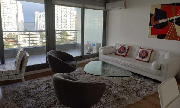 Amplio apartamento dos dormitorios en suite, Alexander Boulevard, Punta del Este.