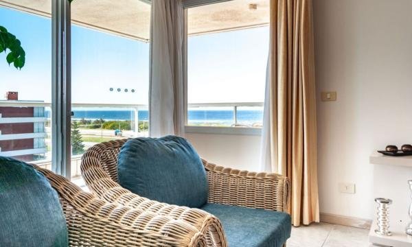 Amplio apartamento en Playa Brava, Frente al Mar