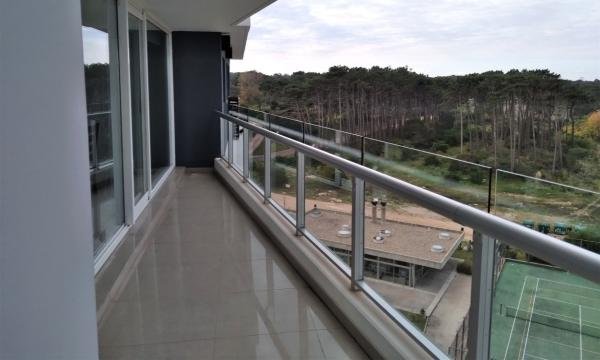 Amplio apartamento 3 dormitorios más dependencia