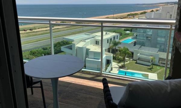 Moderno apartamento 1 dormitorio y 1/2, primera linea, mansa