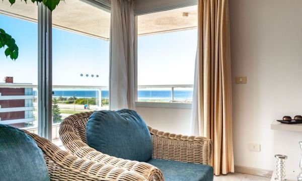 Amplio apartamento en Playa Brava, Frente al Mar